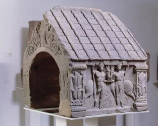 Opferschrein in Form eines Hauses
